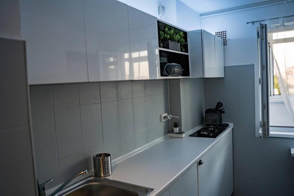 Modern 1 Bedroom Apartment In Bucharest Center! Luaran gambar